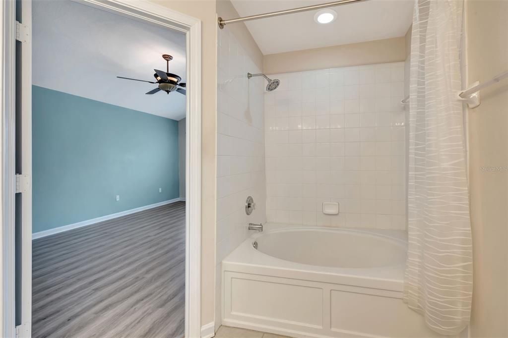 Activo con contrato: $240,000 (3 camas, 2 baños, 1684 Pies cuadrados)