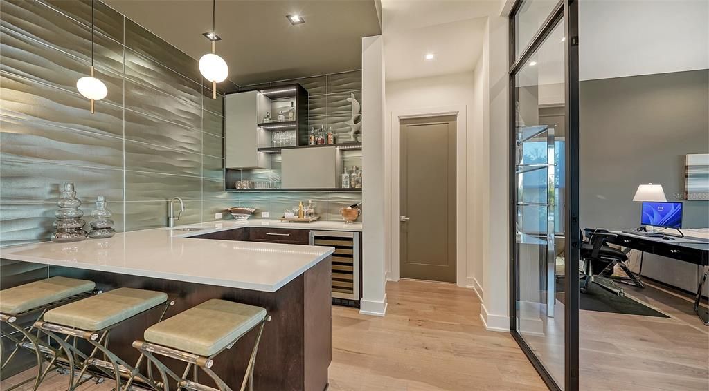 Под контрактом: $3,250,000 (3 спален, 4 ванн, 3474 Квадратных фут)