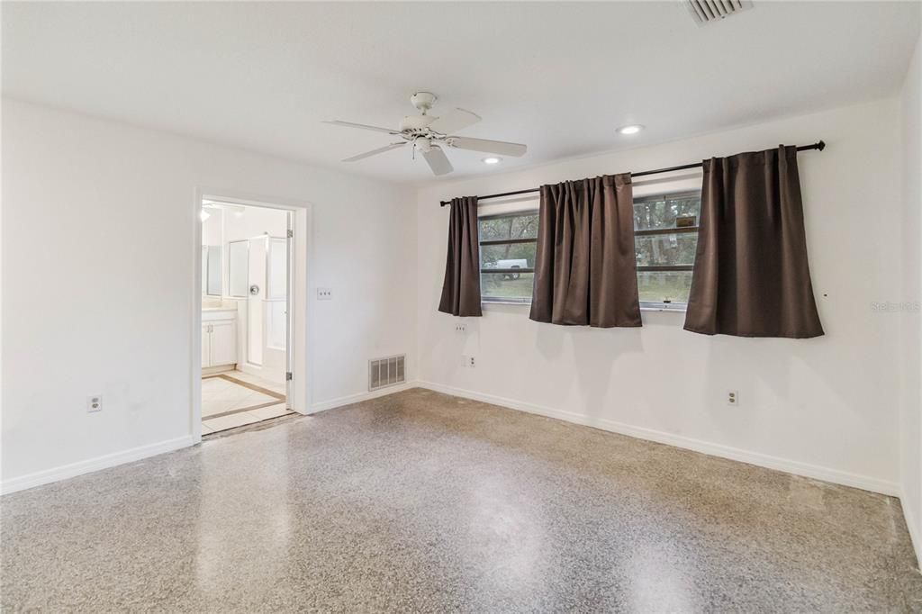 Под контрактом: $425,000 (4 спален, 3 ванн, 2801 Квадратных фут)