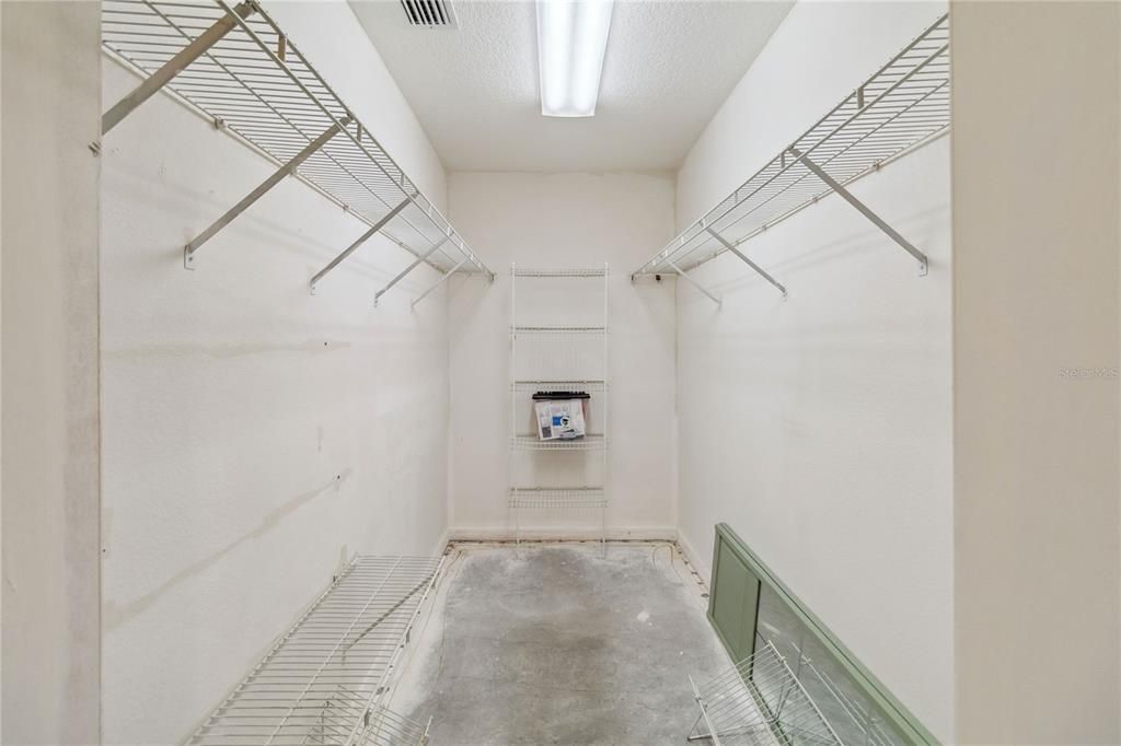 Под контрактом: $425,000 (4 спален, 3 ванн, 2801 Квадратных фут)