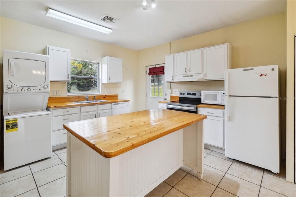 Под контрактом: $425,000 (4 спален, 3 ванн, 2801 Квадратных фут)