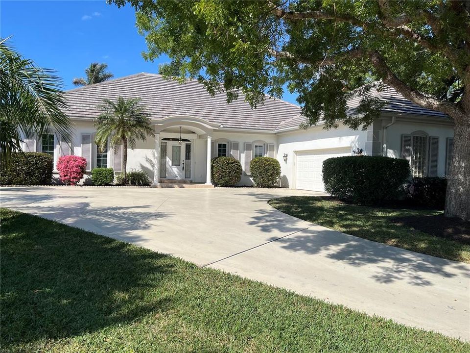 Active With Contract: $849,500 (3 beds, 2 baths, 2865 Square Feet)