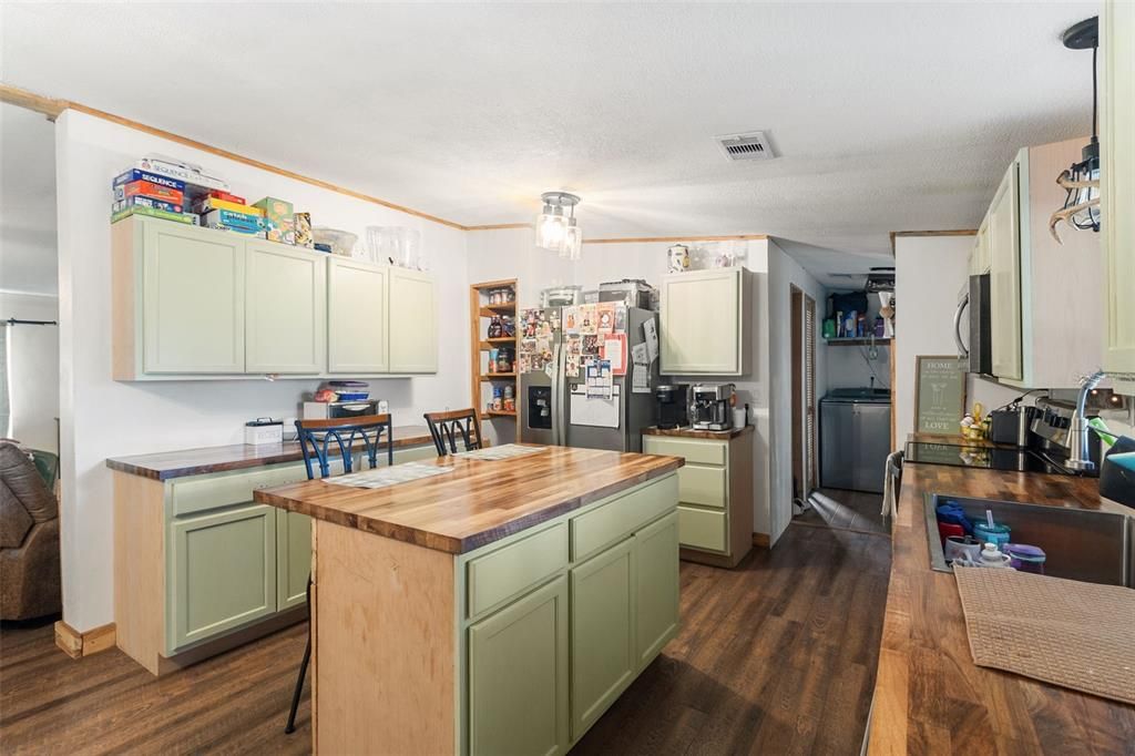 For Sale: $399,999 (4 beds, 2 baths, 1456 Square Feet)