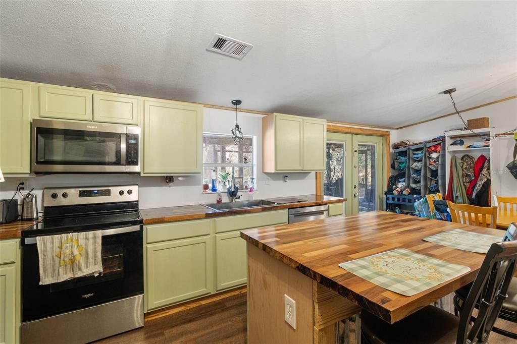 For Sale: $399,999 (4 beds, 2 baths, 1456 Square Feet)