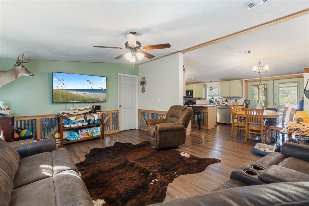 For Sale: $399,999 (4 beds, 2 baths, 1456 Square Feet)