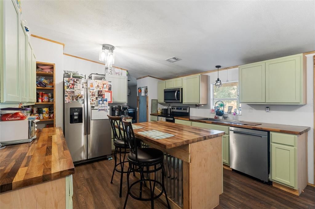 For Sale: $399,999 (4 beds, 2 baths, 1456 Square Feet)