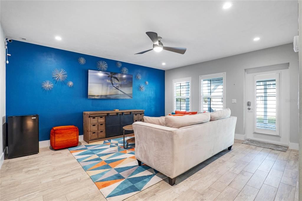 En Venta: $999,000 (3 camas, 3 baños, 1800 Pies cuadrados)