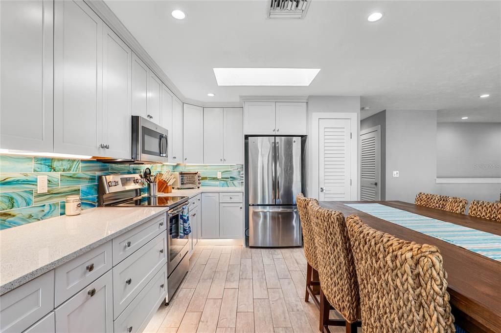 En Venta: $999,000 (3 camas, 3 baños, 1800 Pies cuadrados)