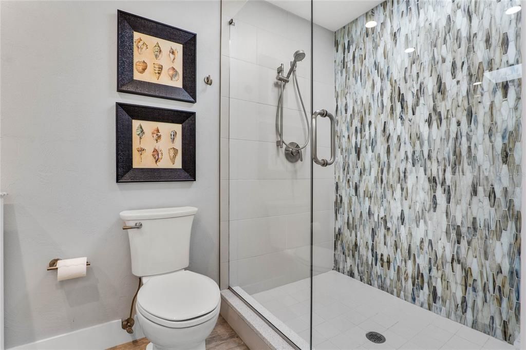 En Venta: $999,000 (3 camas, 3 baños, 1800 Pies cuadrados)