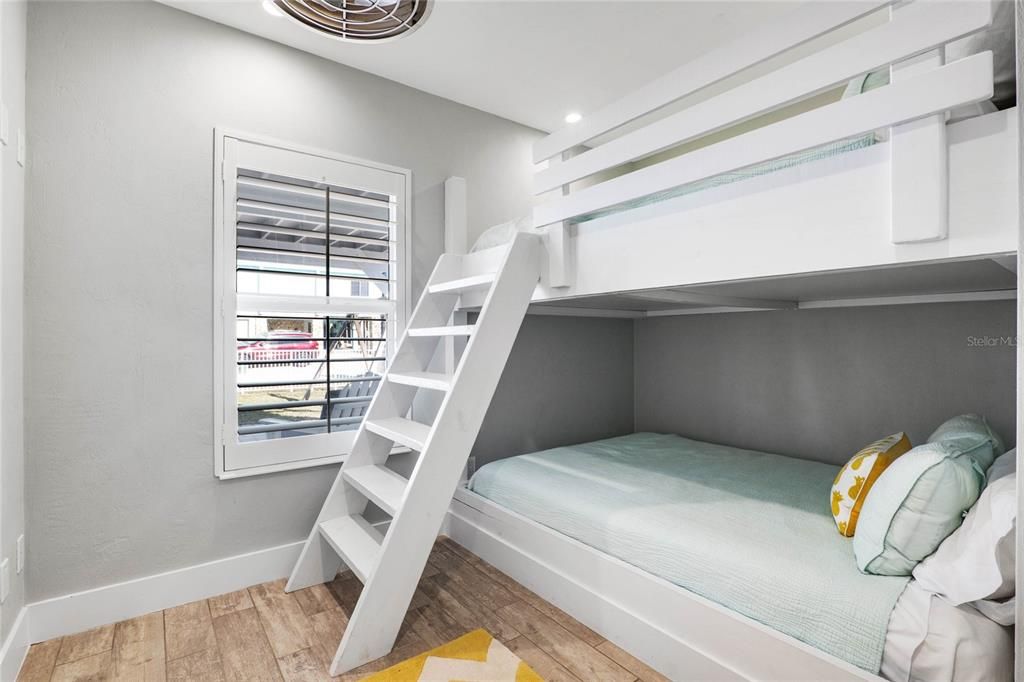 En Venta: $999,000 (3 camas, 3 baños, 1800 Pies cuadrados)