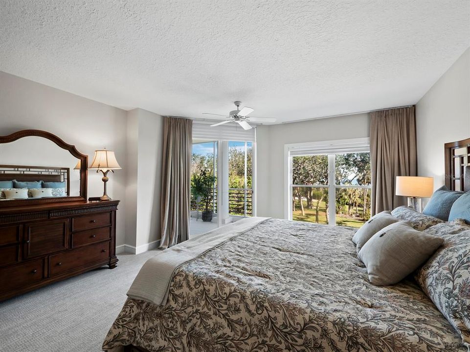 Под контрактом: $1,899,000 (3 спален, 3 ванн, 2830 Квадратных фут)