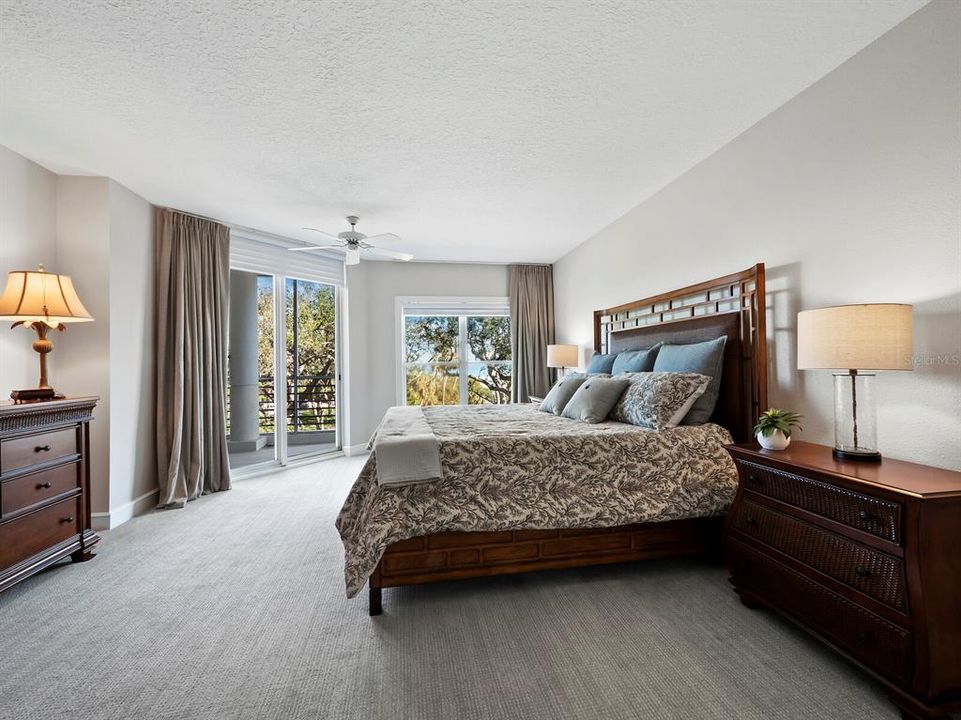 Под контрактом: $1,899,000 (3 спален, 3 ванн, 2830 Квадратных фут)