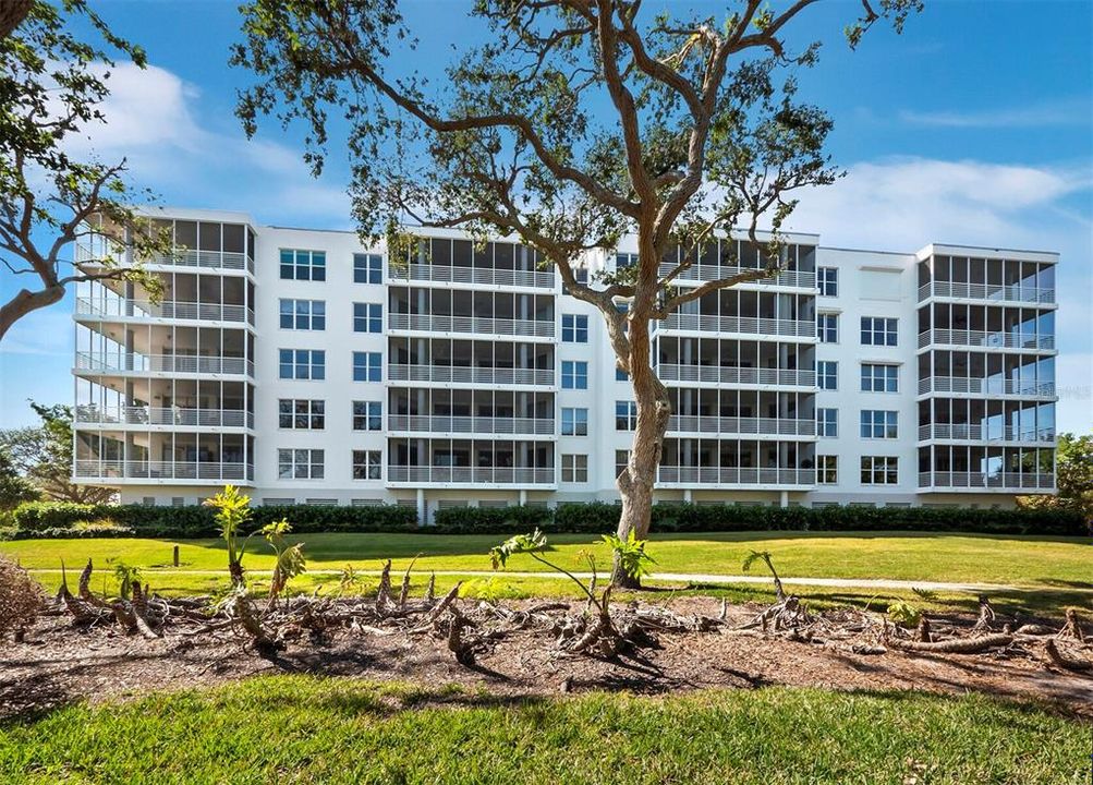 Под контрактом: $1,899,000 (3 спален, 3 ванн, 2830 Квадратных фут)