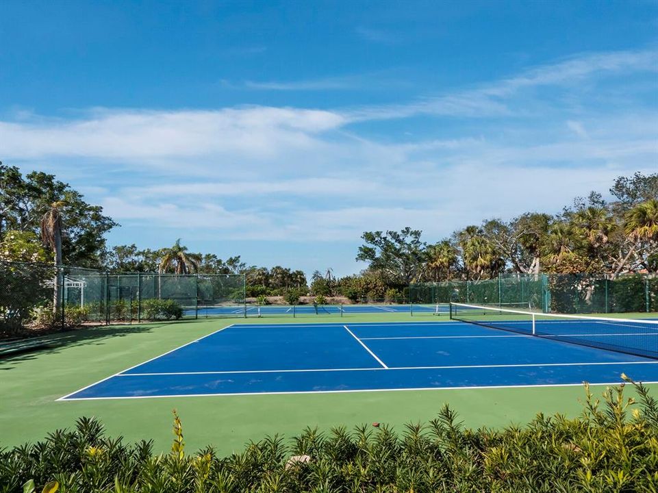 Под контрактом: $1,899,000 (3 спален, 3 ванн, 2830 Квадратных фут)