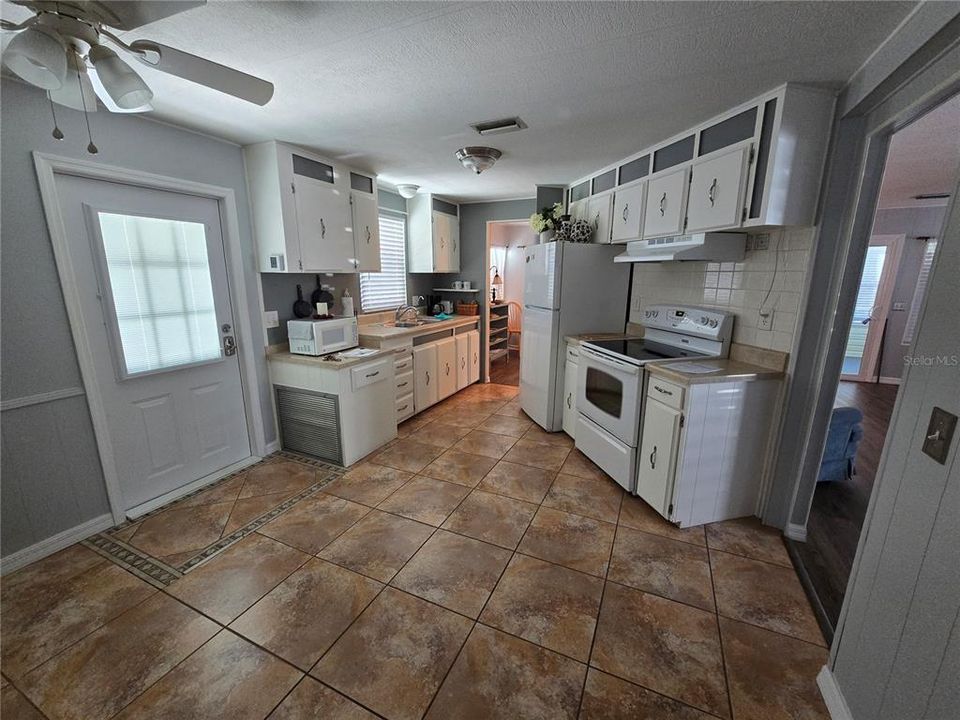 Под контрактом: $118,000 (2 спален, 2 ванн, 1008 Квадратных фут)