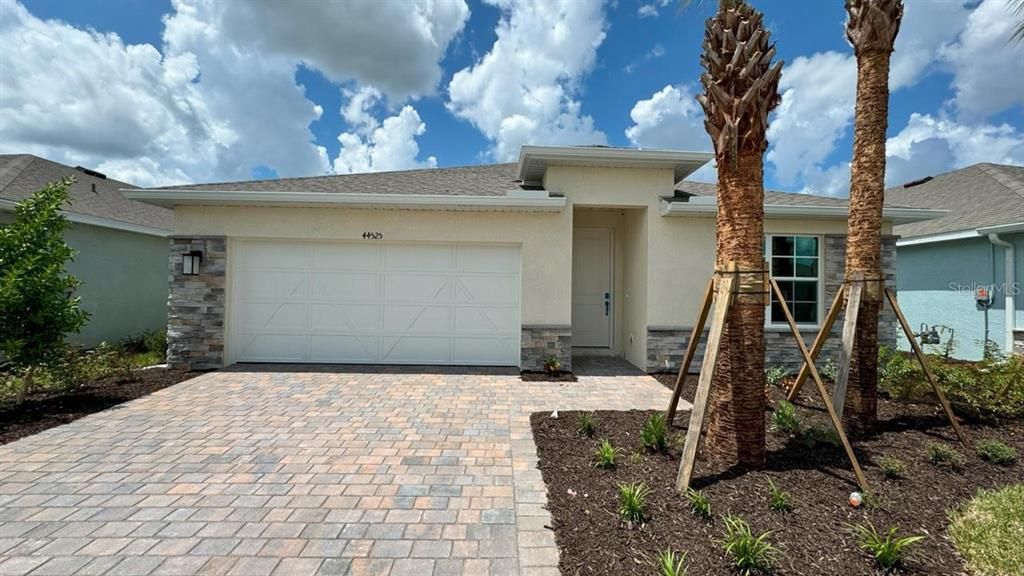 Recently Sold: $370,000 (4 beds, 2 baths, 1828 Square Feet)