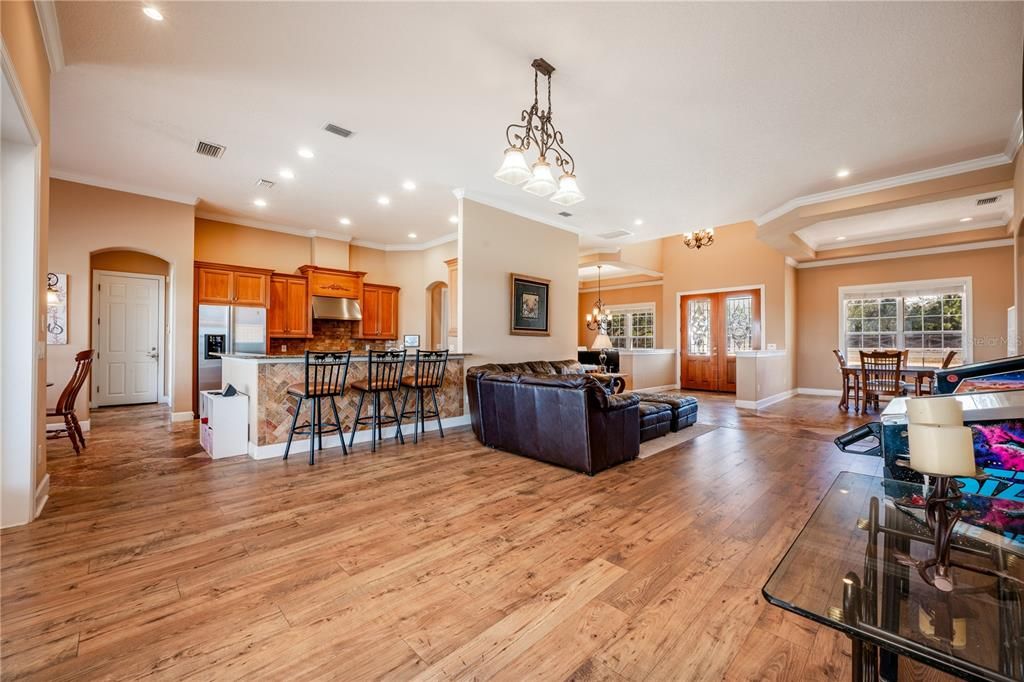 Под контрактом: $2,500,000 (9 спален, 6 ванн, 7505 Квадратных фут)