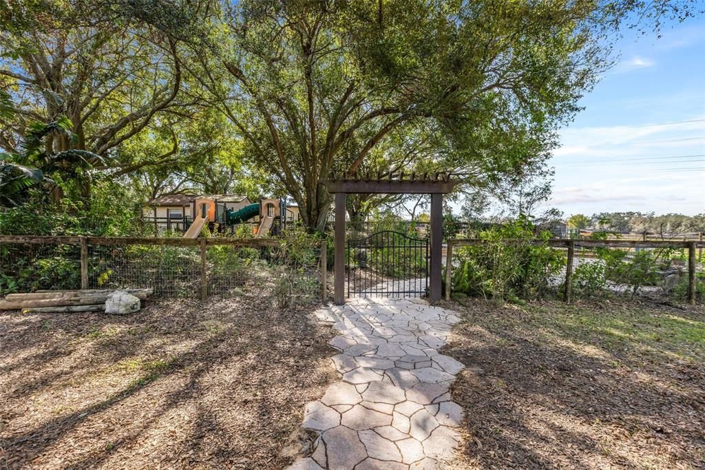 Под контрактом: $2,500,000 (9 спален, 6 ванн, 7505 Квадратных фут)