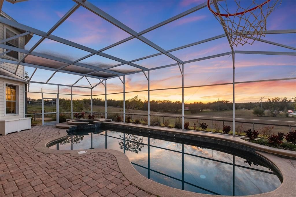 Под контрактом: $2,500,000 (9 спален, 6 ванн, 7505 Квадратных фут)