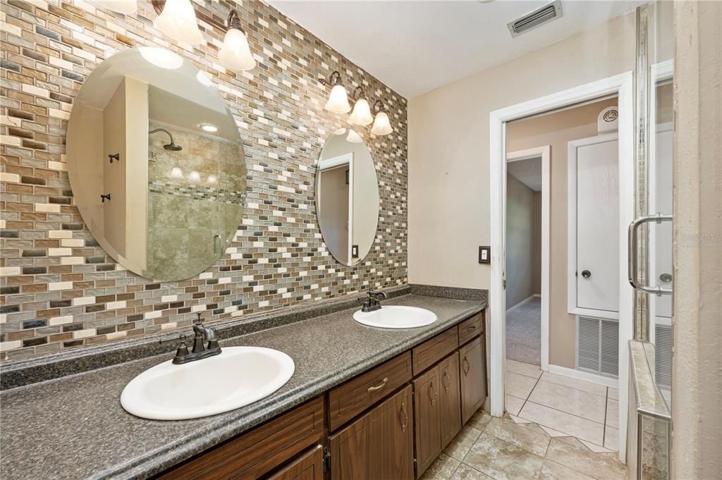 Под контрактом: $2,500,000 (9 спален, 6 ванн, 7505 Квадратных фут)