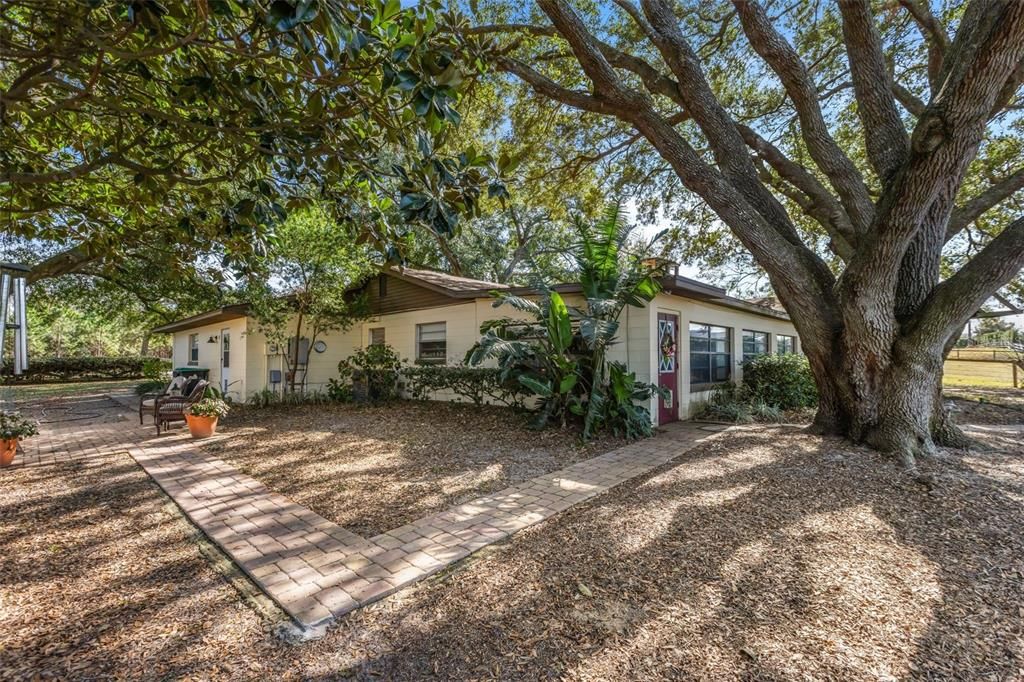 Под контрактом: $2,500,000 (9 спален, 6 ванн, 7505 Квадратных фут)