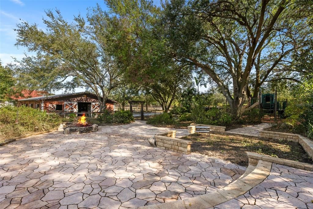 Под контрактом: $2,500,000 (9 спален, 6 ванн, 7505 Квадратных фут)