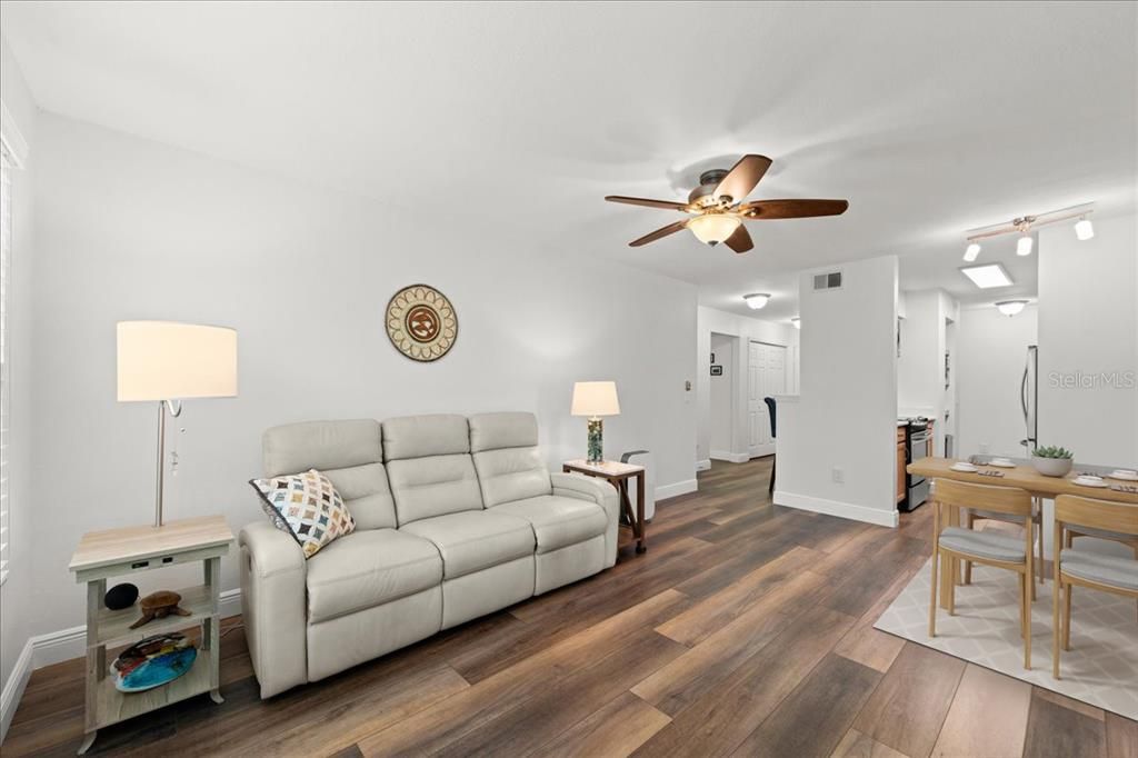 待售: $195,000 (2 贝兹, 2 浴室, 1010 平方英尺)