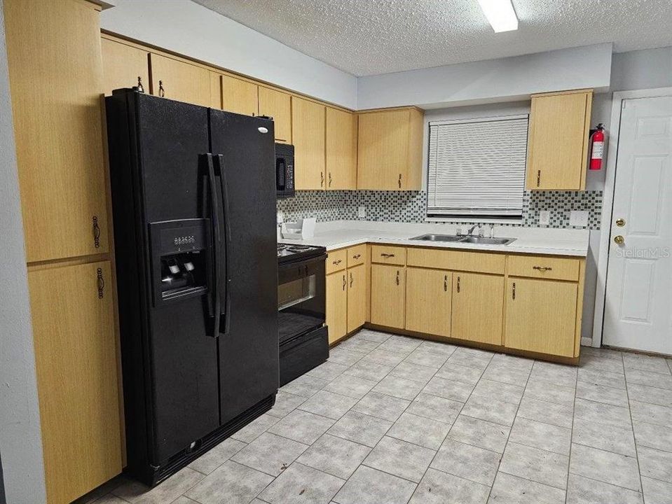 На продажу: $174,900 (2 спален, 1 ванн, 910 Квадратных фут)