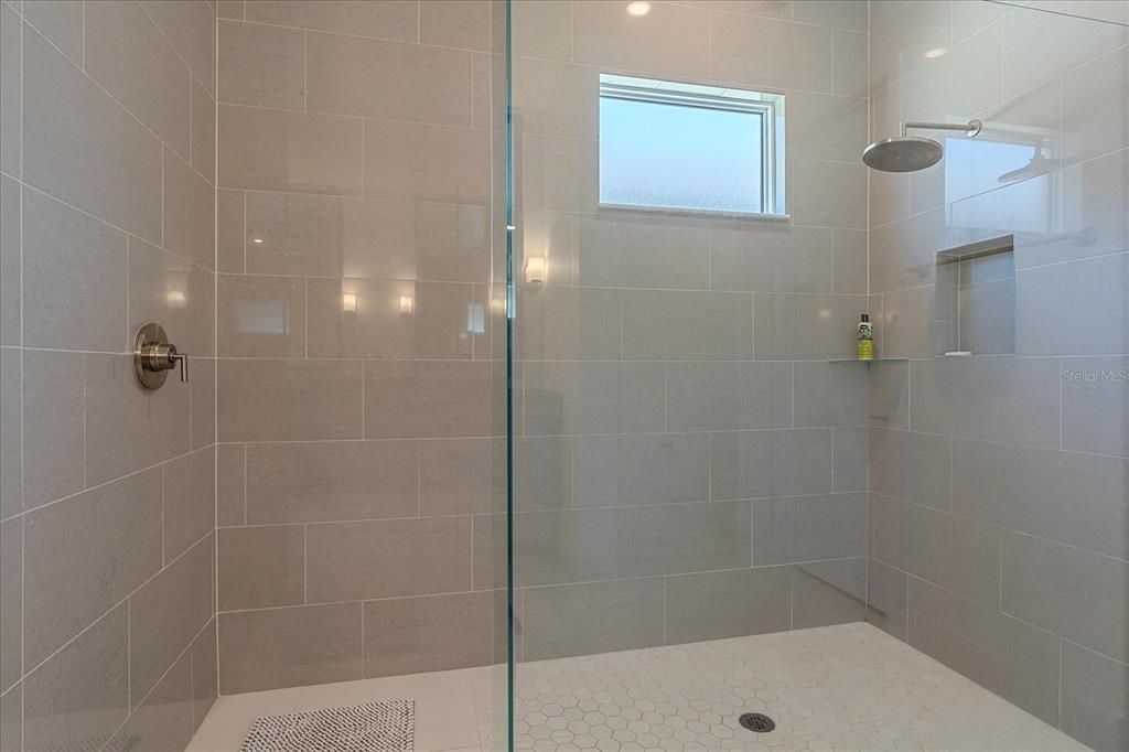 Activo con contrato: $638,000 (3 camas, 3 baños, 2319 Pies cuadrados)