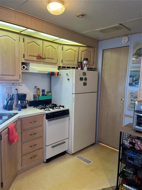 For Sale: $60,000 (1 beds, 1 baths, 366 Square Feet)