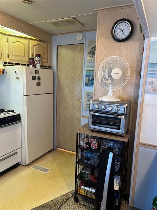 For Sale: $60,000 (1 beds, 1 baths, 366 Square Feet)