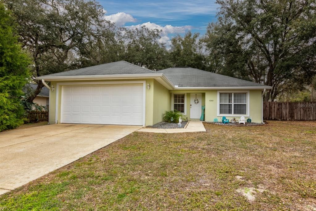 Front of Home w/ Attached 2 Car Garage
