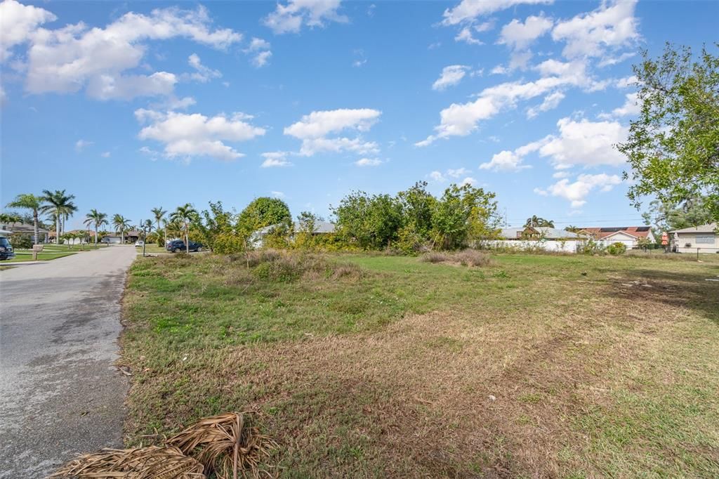 Под контрактом: $98,000 (0.24 acres)