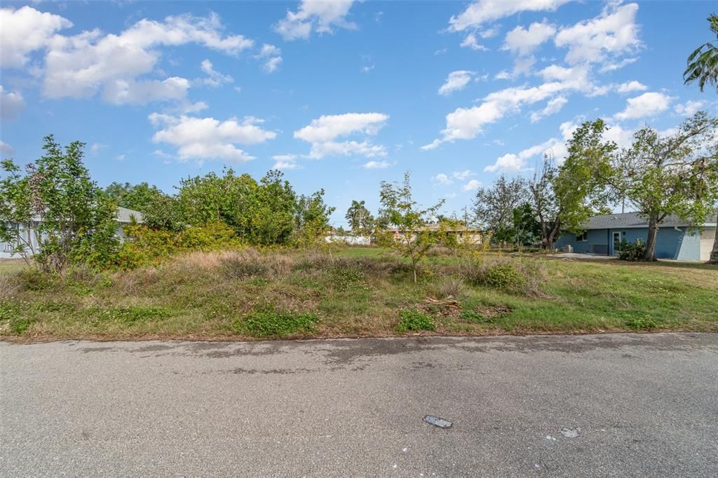 Под контрактом: $98,000 (0.24 acres)