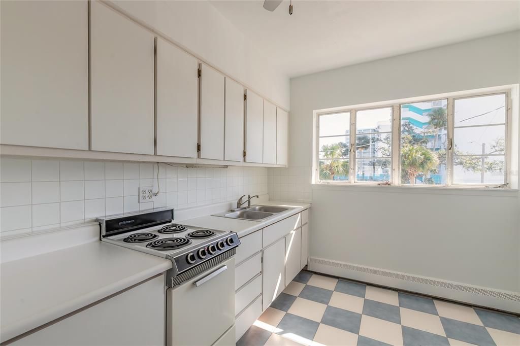 На продажу: $79,000 (2 спален, 1 ванн, 750 Квадратных фут)