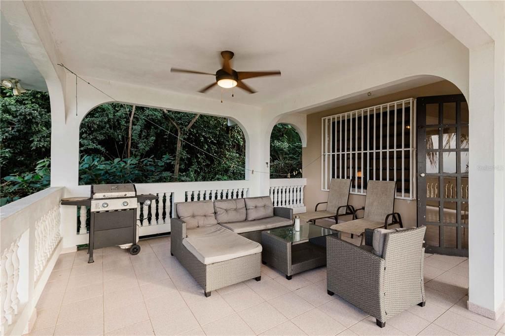 For Sale: $925,000 (6 beds, 4 baths, 2497 Square Feet)