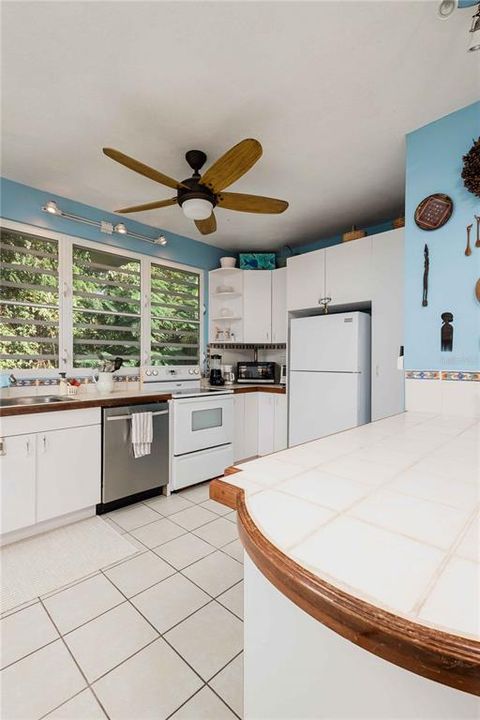 For Sale: $925,000 (6 beds, 4 baths, 2497 Square Feet)