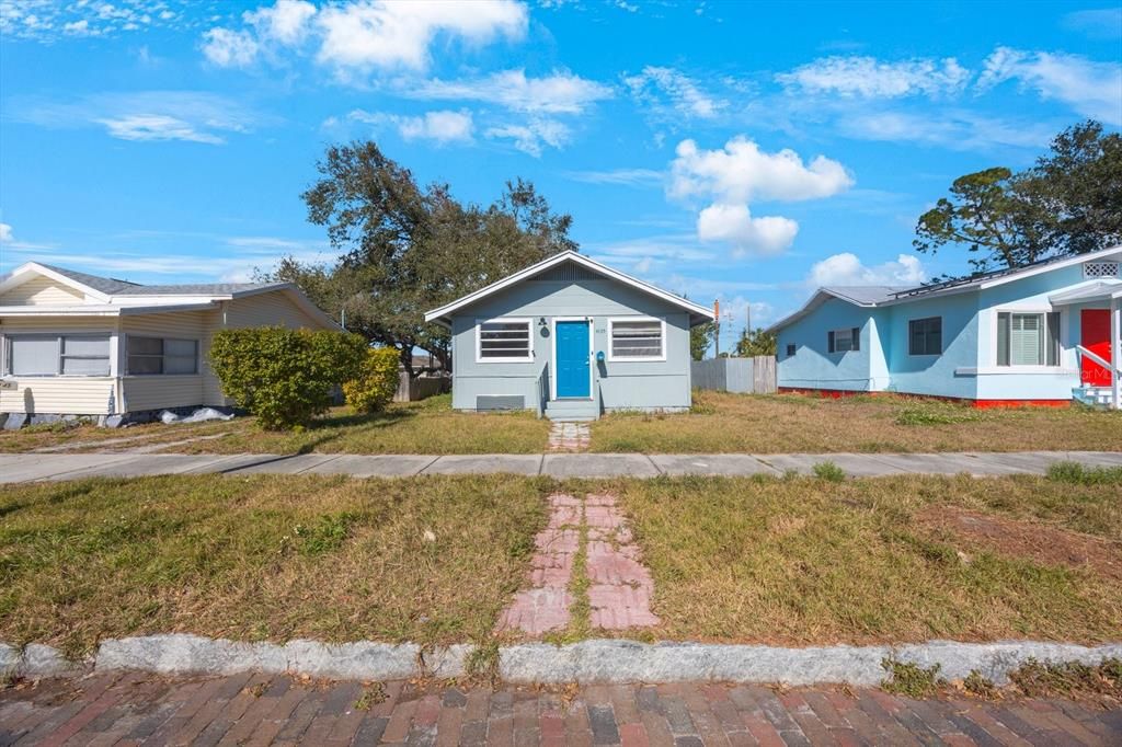 Recently Sold: $245,000 (3 beds, 1 baths, 1056 Square Feet)