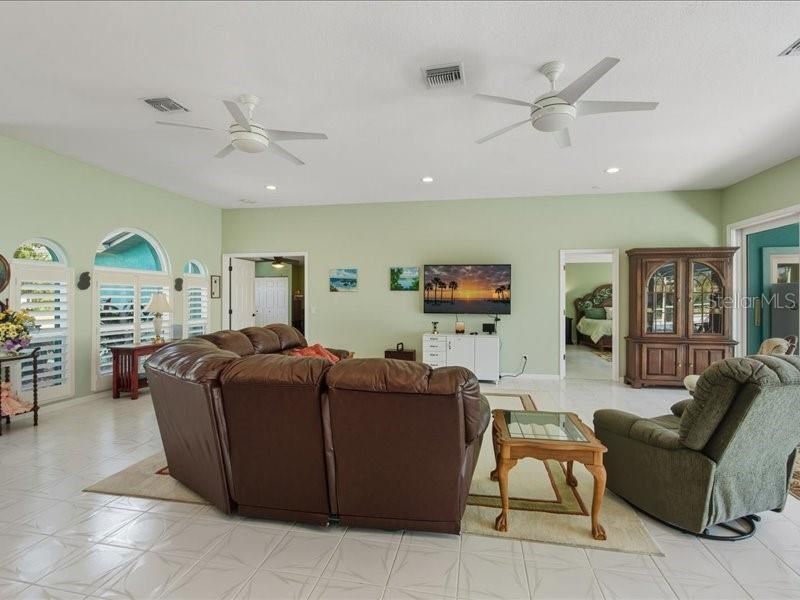 Active With Contract: $475,000 (4 beds, 2 baths, 2608 Square Feet)