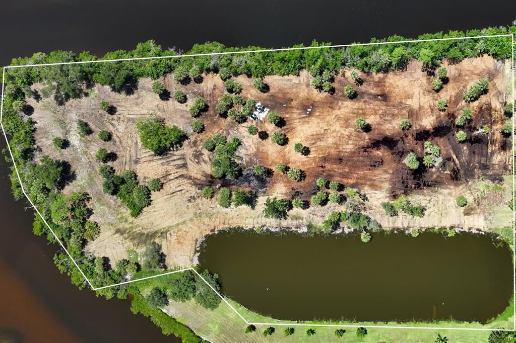 На продажу: $1,750,000 (4.40 acres)