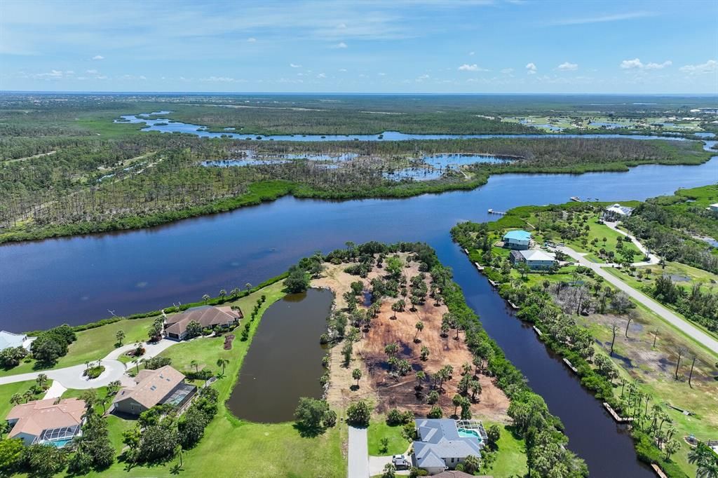 На продажу: $1,750,000 (4.40 acres)