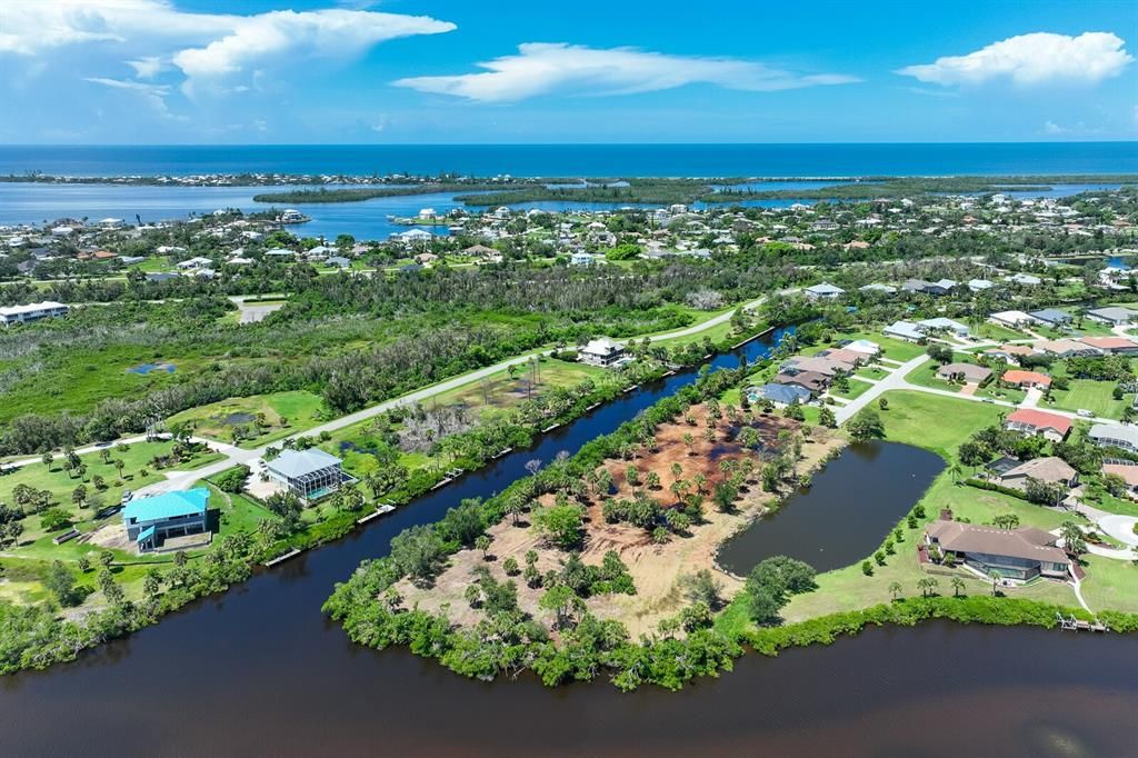 На продажу: $1,750,000 (4.40 acres)