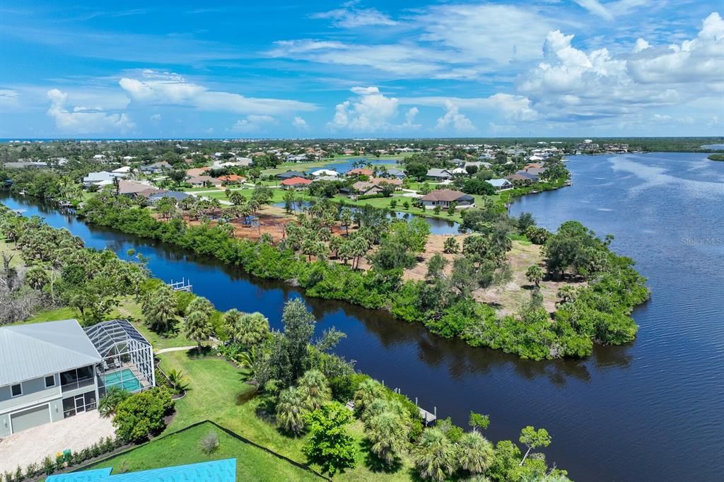 На продажу: $1,750,000 (4.40 acres)