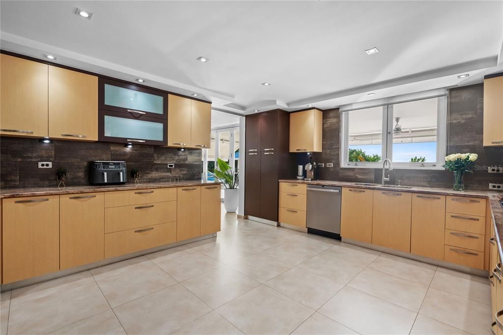 На продажу: $2,295,000 (6 спален, 5 ванн, 5558 Квадратных фут)