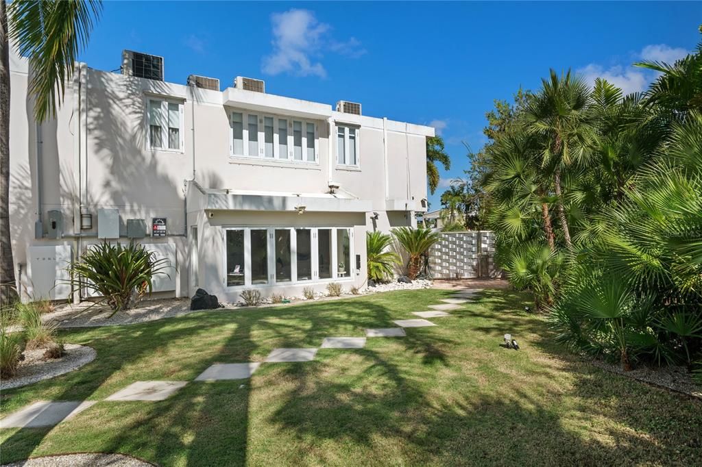 На продажу: $2,295,000 (6 спален, 5 ванн, 5558 Квадратных фут)