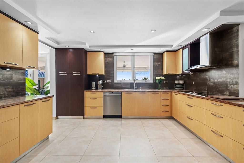 На продажу: $2,295,000 (6 спален, 5 ванн, 5558 Квадратных фут)