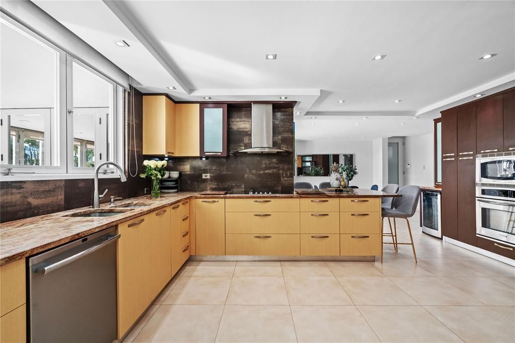 На продажу: $2,295,000 (6 спален, 5 ванн, 5558 Квадратных фут)