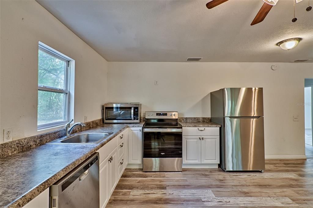 На продажу: $324,900 (3 спален, 2 ванн, 1089 Квадратных фут)