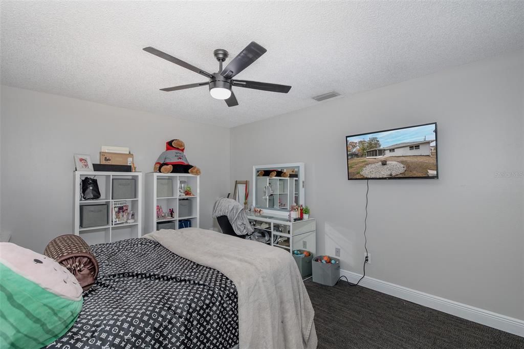 合同活跃: $293,900 (3 贝兹, 2 浴室, 1911 平方英尺)