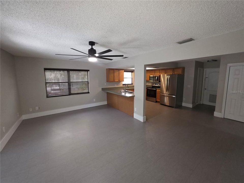 合同活跃: $293,900 (3 贝兹, 2 浴室, 1911 平方英尺)